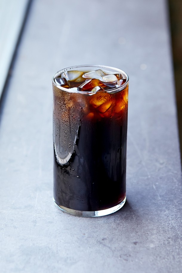 [비크릴라] 강화유리컵 JERTE는 620ml 용량의 원통형 유리컵으로, 아이스커피나 에이드를 담기에 좋습니다. 일반 유리 대비 5배 강화된 내구성을 자랑하며, 135도 온도차에도 견디는 내열성을 갖췄고 전자레인지와 식기세척기 사용도 가능합니다. 심플하고 세련된 디자인으로 카페나 업소에서 사용하기 좋으며, 적층이 가능하여 보관도 용이합니다 (단, 뜨거운 상태에서는 적층 불가).
