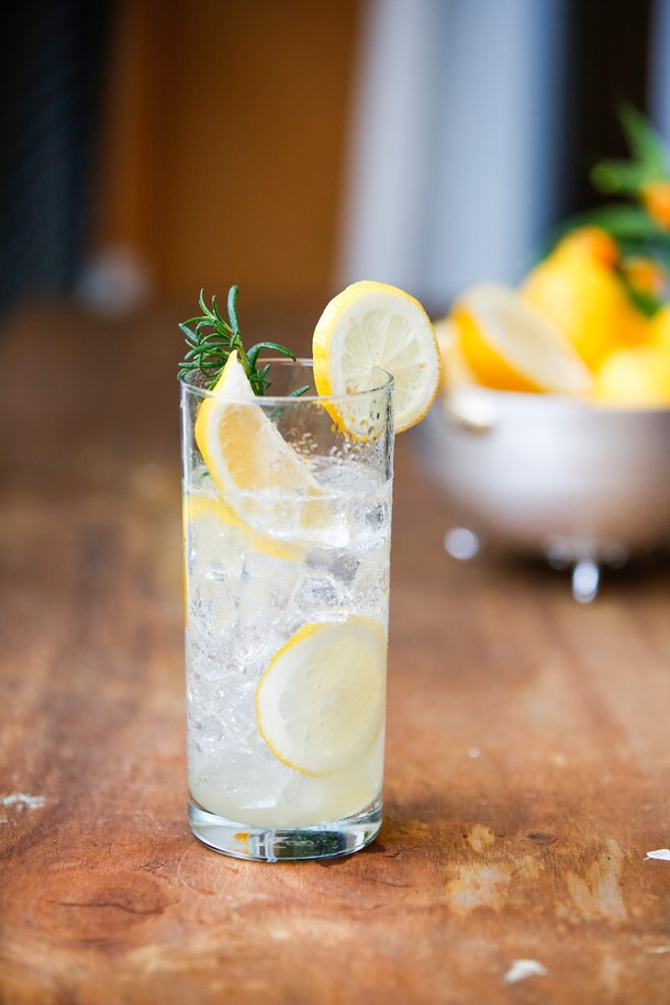 [비크릴라] 강화유리컵 MERLOT 500ml는 135도 온도차를 견디는 내열성과 전자레인지 및 식기세척기 사용이 가능한 실용적인 유리컵입니다. 500ml 용량에 일반 유리보다 5배 강화된 강화유리로 제작되어 내구성이 뛰어나며, 경량화되어 더욱 편안하게 사용할 수 있습니다. 원통형 심플 디자인에 아이스커피, 하이볼, 에이드 등 다양한 음료를 담아 즐기기 좋으며, 높이 129mm, 지름 76mm의 크기입니다. 
