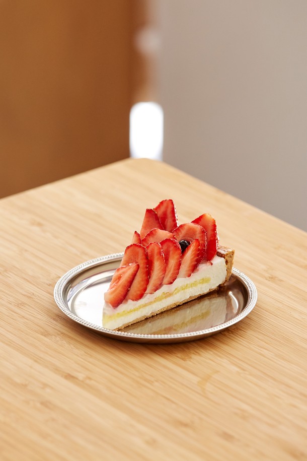 [모타] 산마르코 코스터+접시 선물세트는 매트 무광 실버 스테인리스 스틸 소재로 제작되어 심플하면서도 클래식한 디자인을 자랑합니다. 원형 코스터(10cm)와 원형 접시(15cm)로 구성되어, 차 또는 간단한 간식을 올려놓거나 소품 받침으로 활용 가능합니다. 세련된 매듭 테두리 디자인과 다용도 활용성을 갖춘 이 선물세트는 받는 이의 품격을 높여줄 것입니다.
