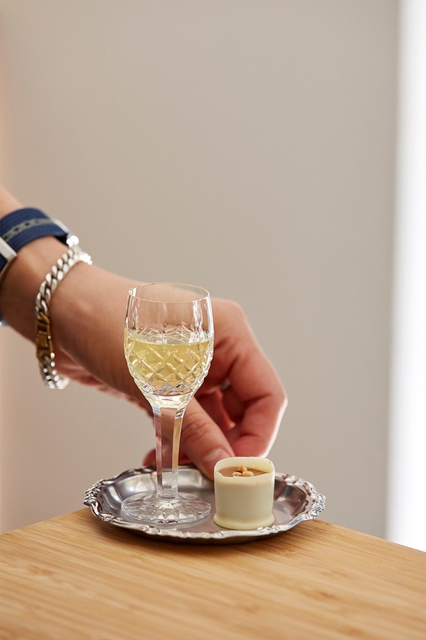 [모타] 바로크 코스터+접시 선물세트는 스테인리스스틸 소재에 실버 컬러의 고급스러운 바로크 패턴 디자인이 돋보이는 주방용품입니다. 매트 피니시 마감으로 세련된 분위기를 더하며, 음료 코스터, 디저트/스낵 플레이트, 장식용 등 다용도로 활용 가능합니다. 내구성이 뛰어나고 위생적인 관리가 용이하며, 클래식하면서도 모던한 스타일로 주방에 우아함을 더해줍니다.
