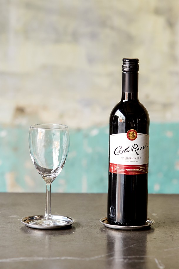 [모타] 클래식 원형접시 선물세트(2P)는 고급 스테인리스스틸 소재에 클래식하고 엘레강스한 바로크 패턴과 노트 모양 릴리프 디자인을 더해 특별함을 선사합니다. 에피타이저, 코스터, 와인 안주 플레이트, 장식용, 소품 보관 등 다용도로 활용 가능하며, 식사 분위기를 한층 끌어올려 일상용과 접대용 모두 만족스러운 사용감을 제공합니다. 2개 세트로 구성되어 소중한 분들께 품격 있는 선물을 하거나, 특별한 날의 테이블 세팅을 완성해보세요.
