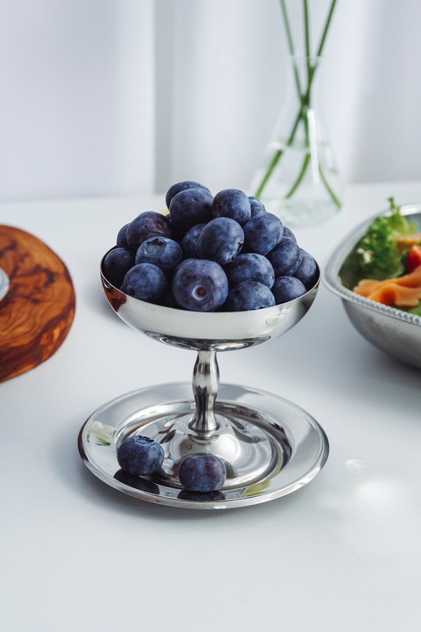 [모타] 젤라또컵+원형 코스터 선물세트(2P)는 모던하고 엘레강스한 디자인으로, 디저트 서빙과 와인 안주 플레이팅에 활용하기 좋은 주방용품입니다. 스테인리스스틸 소재로 제작되어 세련된 외관을 자랑하며, 젤라또컵 2개와 코스터 2개로 구성되어 있습니다. 유리 및 세라믹 식기류와 호환되어 다양한 테이블 세팅에 활용할 수 있으며, 젤라또나 아이스크림을 담아낼 때 특별한 분위기를 연출합니다. 컵과 코스터를 함께 사용하면 일상 음식도 더욱 돋보이게 합니다. 우아하고 세련된 디자인은 현대적인 미학을 추구하는 분들께 적합합니다.
