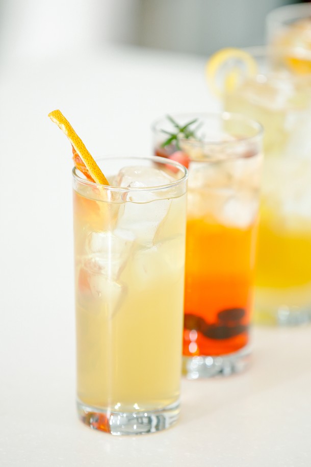 [비크릴라] 강화유리컵 MERLOT은 350ml 용량의 투명한 유리컵입니다. 내열성과 내구성이 뛰어나며 식기세척기 사용이 가능합니다. 음료용 또는 주방용품으로 다용도로 활용할 수 있습니다.
