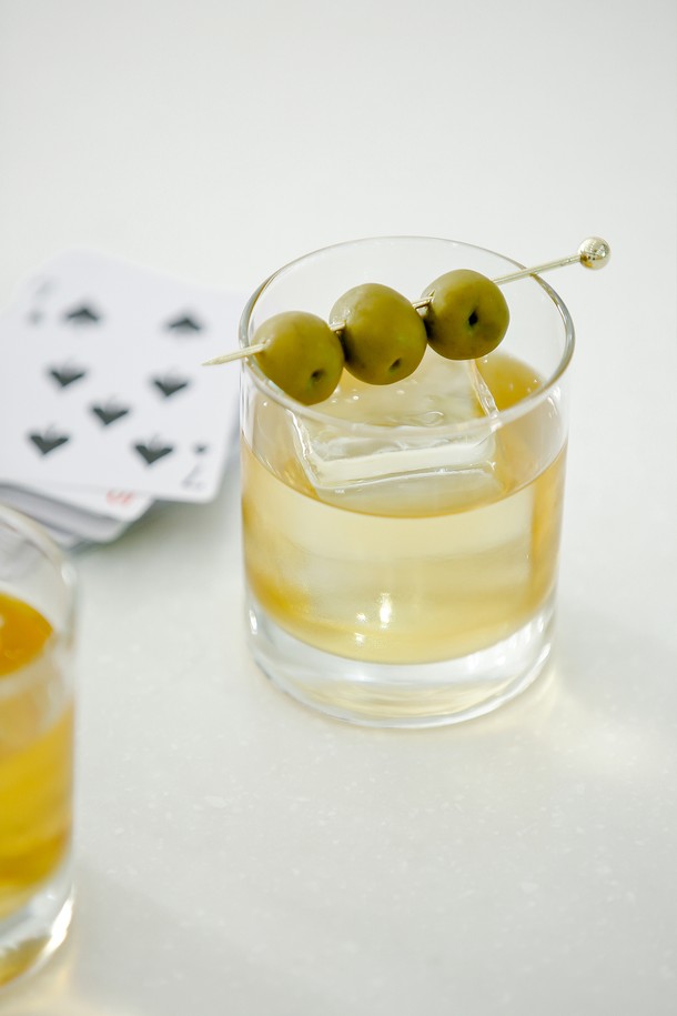 [비크릴라] AIALA 강화유리컵은 300ml 용량으로 위스키, 칵테일, 온더락스, 커피 등 다양한 음료를 즐기기에 좋습니다. 일반 유리 대비 5배 강화된 소다석회유리 소재로 제작되었으며, 135도 온도차에도 견딜 수 있는 내열성을 지녔고 전자레인지와 식기세척기 사용이 가능합니다. 넓은 입구와 견고한 바디, 모던한 디자인이 돋보이며, 파손 시 작은 조각으로 분리되어 안전하고 적층 가능한 디자인으로 보관이 용이합니다.
