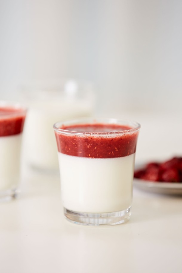 [비크릴라] 강화유리컵 MOKKA 110ml는 강화유리 소재로 제작되어 내구성과 내열성이 뛰어난 음료용 컵입니다. 투명한 색상의 이 컵은 110ml 용량으로 카페나 일상에서 음료를 즐기기에 적합하며, 모카 시리즈 특유의 디자인이 돋보이는 주방용품 및 테이블웨어입니다.
