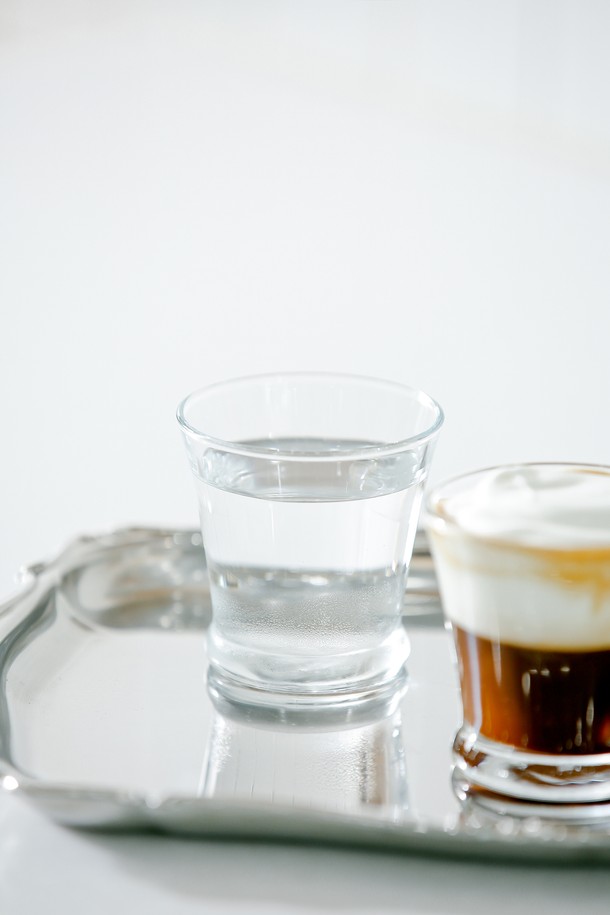 [비크릴라] 강화유리컵 케냐 110ml는 에스프레소, 마끼아또, 카페라떼 등 다양한 음료를 담기에 적합하며, 일반 유리 대비 5배 강화된 내구성을 자랑합니다. 135도 온도차에도 견딜 수 있는 내열성을 갖췄으며 전자레인지와 식기세척기 사용이 가능하여 편리합니다. 높이67.5 x 지름67.8mm 사이즈에 110ml 용량의 이 유리컵은 적층이 가능하며, 파손 시 작은 입자로 분산되어 안전합니다.