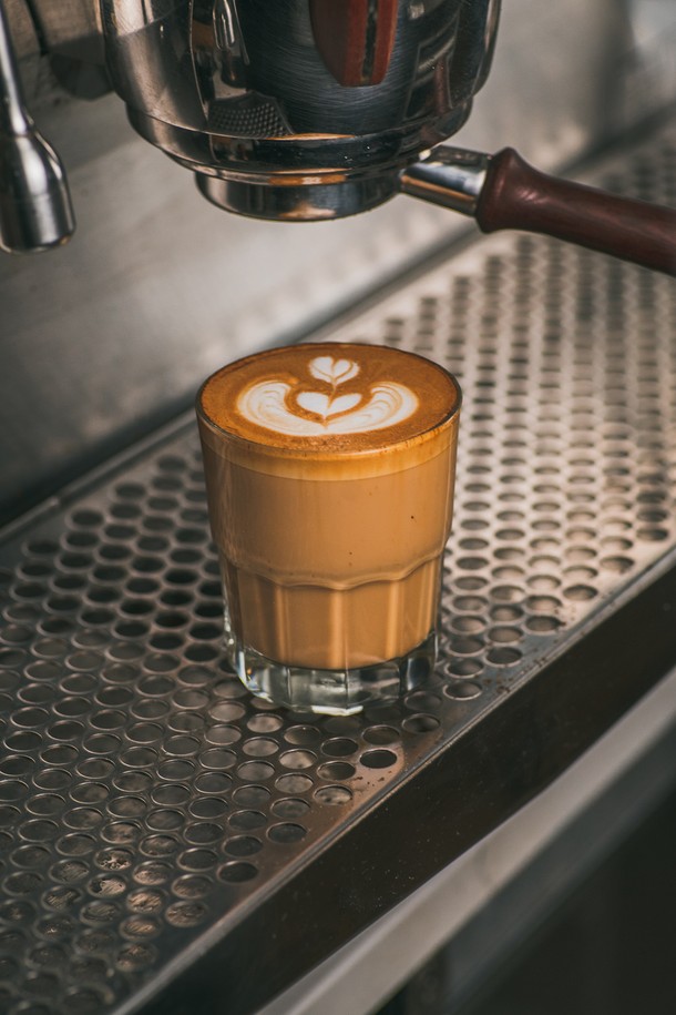 [비크릴라] 스태커블 강화유리컵 NERVION 290ml는 음료와 커피를 즐기기 좋은 유리컵입니다. 강화유리 소재로 일반 유리보다 5배 튼튼하며, 135도의 급격한 온도 변화에도 견딜 수 있습니다. 전자레인지 및 식기세척기 사용이 가능하며, 쌓아서 보관할 수 있어 실용적입니다. 290ml 용량의 우아한 형태에 안전 파손 설계와 ISO 인증을 받아 안심하고 사용할 수 있습니다.
