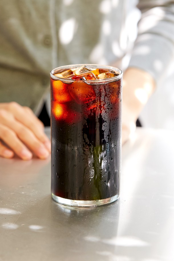 [비크릴라] 강화유리컵 JERTE는 620ml 용량의 원통형 유리컵으로, 아이스커피나 에이드를 담기에 좋습니다. 일반 유리 대비 5배 강화된 내구성을 자랑하며, 135도 온도차에도 견디는 내열성을 갖췄고 전자레인지와 식기세척기 사용도 가능합니다. 심플하고 세련된 디자인으로 카페나 업소에서 사용하기 좋으며, 적층이 가능하여 보관도 용이합니다 (단, 뜨거운 상태에서는 적층 불가).
