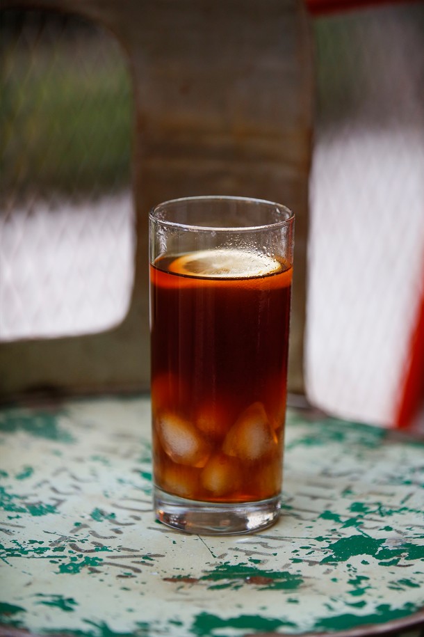 [비크릴라] 강화유리컵 MERLOT 500ml는 135도 온도차를 견디는 내열성과 전자레인지 및 식기세척기 사용이 가능한 실용적인 유리컵입니다. 500ml 용량에 일반 유리보다 5배 강화된 강화유리로 제작되어 내구성이 뛰어나며, 경량화되어 더욱 편안하게 사용할 수 있습니다. 원통형 심플 디자인에 아이스커피, 하이볼, 에이드 등 다양한 음료를 담아 즐기기 좋으며, 높이 129mm, 지름 76mm의 크기입니다. 
