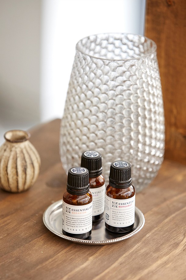 [모타] 산마르코 코스터+접시 선물세트는 매트 무광 실버 스테인리스 스틸 소재로 제작되어 심플하면서도 클래식한 디자인을 자랑합니다. 원형 코스터(10cm)와 원형 접시(15cm)로 구성되어, 차 또는 간단한 간식을 올려놓거나 소품 받침으로 활용 가능합니다. 세련된 매듭 테두리 디자인과 다용도 활용성을 갖춘 이 선물세트는 받는 이의 품격을 높여줄 것입니다.
