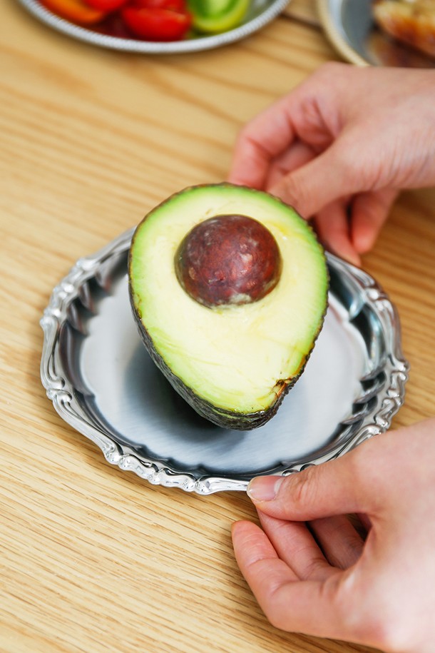 [모타] 바로크 코스터+접시 선물세트는 스테인리스스틸 소재에 실버 컬러의 고급스러운 바로크 패턴 디자인이 돋보이는 주방용품입니다. 매트 피니시 마감으로 세련된 분위기를 더하며, 음료 코스터, 디저트/스낵 플레이트, 장식용 등 다용도로 활용 가능합니다. 내구성이 뛰어나고 위생적인 관리가 용이하며, 클래식하면서도 모던한 스타일로 주방에 우아함을 더해줍니다.
