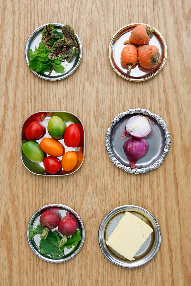 [모타] 클래식 원형접시 선물세트(2P)는 고급 스테인리스스틸 소재에 클래식하고 엘레강스한 바로크 패턴과 노트 모양 릴리프 디자인을 더해 특별함을 선사합니다. 에피타이저, 코스터, 와인 안주 플레이트, 장식용, 소품 보관 등 다용도로 활용 가능하며, 식사 분위기를 한층 끌어올려 일상용과 접대용 모두 만족스러운 사용감을 제공합니다. 2개 세트로 구성되어 소중한 분들께 품격 있는 선물을 하거나, 특별한 날의 테이블 세팅을 완성해보세요.
