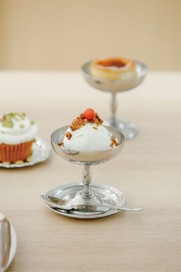 [모타] 젤라또컵+원형 코스터 선물세트(2P)는 모던하고 엘레강스한 디자인으로, 디저트 서빙과 와인 안주 플레이팅에 활용하기 좋은 주방용품입니다. 스테인리스스틸 소재로 제작되어 세련된 외관을 자랑하며, 젤라또컵 2개와 코스터 2개로 구성되어 있습니다. 유리 및 세라믹 식기류와 호환되어 다양한 테이블 세팅에 활용할 수 있으며, 젤라또나 아이스크림을 담아낼 때 특별한 분위기를 연출합니다. 컵과 코스터를 함께 사용하면 일상 음식도 더욱 돋보이게 합니다. 우아하고 세련된 디자인은 현대적인 미학을 추구하는 분들께 적합합니다.
