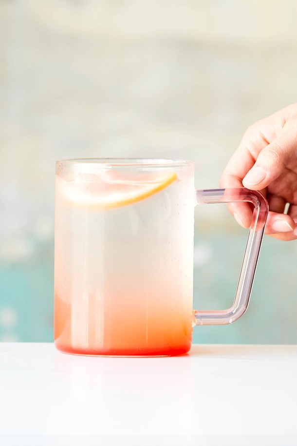 [비젼글래스] 내열유리 컬러머그컵GD 4종 선물세트는 블루, 그린, 인디고, 핑크 4가지 다채로운 색상으로 구성된 머그컵 세트입니다. 각 머그컵은 컬러 손잡이 디자인으로 포인트를 더했으며, 내열 유리를 사용하여 뜨거운 음료도 안심하고 즐길 수 있습니다. 일상생활에서 유용하게 사용할 수 있으며, 선물용으로도 좋습니다. 특별한 날, 소중한 사람에게 감사의 마음을 전해보세요.
