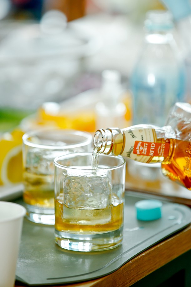 [비크릴라] AIALA 강화유리컵은 300ml 용량으로 위스키, 칵테일, 온더락스, 커피 등 다양한 음료를 즐기기에 좋습니다. 일반 유리 대비 5배 강화된 소다석회유리 소재로 제작되었으며, 135도 온도차에도 견딜 수 있는 내열성을 지녔고 전자레인지와 식기세척기 사용이 가능합니다. 넓은 입구와 견고한 바디, 모던한 디자인이 돋보이며, 파손 시 작은 조각으로 분리되어 안전하고 적층 가능한 디자인으로 보관이 용이합니다.
