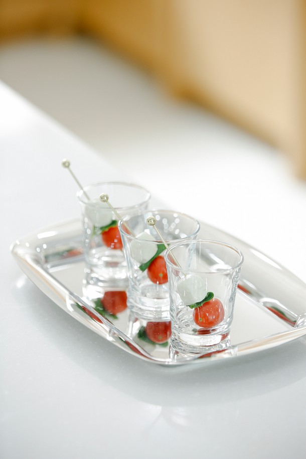 [비크릴라] 강화유리컵 케냐 110ml는 에스프레소, 마끼아또, 카페라떼 등 다양한 음료를 담기에 적합하며, 일반 유리 대비 5배 강화된 내구성을 자랑합니다. 135도 온도차에도 견딜 수 있는 내열성을 갖췄으며 전자레인지와 식기세척기 사용이 가능하여 편리합니다. 높이67.5 x 지름67.8mm 사이즈에 110ml 용량의 이 유리컵은 적층이 가능하며, 파손 시 작은 입자로 분산되어 안전합니다.