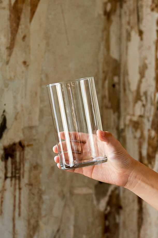 [비크릴라] 강화유리컵 JERTE는 620ml 용량의 원통형 유리컵으로, 아이스커피나 에이드를 담기에 좋습니다. 일반 유리 대비 5배 강화된 내구성을 자랑하며, 135도 온도차에도 견디는 내열성을 갖췄고 전자레인지와 식기세척기 사용도 가능합니다. 심플하고 세련된 디자인으로 카페나 업소에서 사용하기 좋으며, 적층이 가능하여 보관도 용이합니다 (단, 뜨거운 상태에서는 적층 불가).
