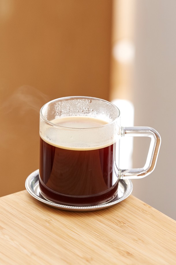 [모타] 산마르코 코스터+접시 선물세트는 매트 무광 실버 스테인리스 스틸 소재로 제작되어 심플하면서도 클래식한 디자인을 자랑합니다. 원형 코스터(10cm)와 원형 접시(15cm)로 구성되어, 차 또는 간단한 간식을 올려놓거나 소품 받침으로 활용 가능합니다. 세련된 매듭 테두리 디자인과 다용도 활용성을 갖춘 이 선물세트는 받는 이의 품격을 높여줄 것입니다.
