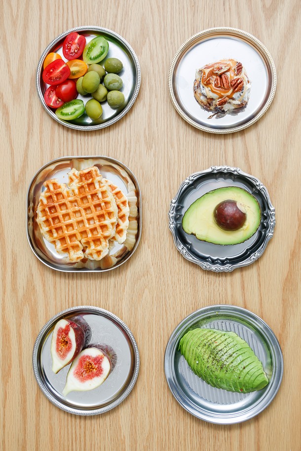 [모타] 바로크 코스터+접시 선물세트는 스테인리스스틸 소재에 실버 컬러의 고급스러운 바로크 패턴 디자인이 돋보이는 주방용품입니다. 매트 피니시 마감으로 세련된 분위기를 더하며, 음료 코스터, 디저트/스낵 플레이트, 장식용 등 다용도로 활용 가능합니다. 내구성이 뛰어나고 위생적인 관리가 용이하며, 클래식하면서도 모던한 스타일로 주방에 우아함을 더해줍니다.
