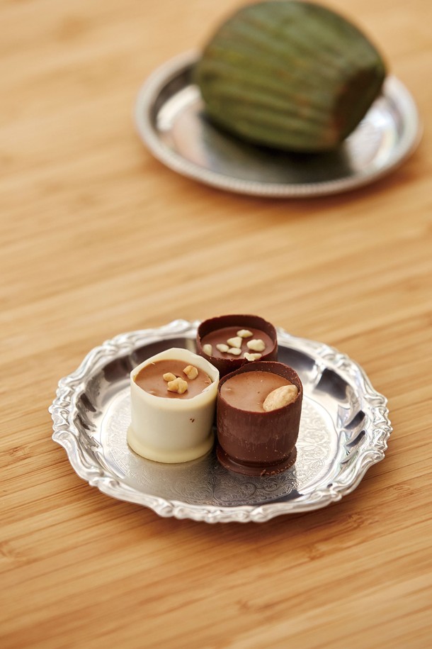 [모타] 클래식 원형접시 선물세트(2P)는 고급 스테인리스스틸 소재에 클래식하고 엘레강스한 바로크 패턴과 노트 모양 릴리프 디자인을 더해 특별함을 선사합니다. 에피타이저, 코스터, 와인 안주 플레이트, 장식용, 소품 보관 등 다용도로 활용 가능하며, 식사 분위기를 한층 끌어올려 일상용과 접대용 모두 만족스러운 사용감을 제공합니다. 2개 세트로 구성되어 소중한 분들께 품격 있는 선물을 하거나, 특별한 날의 테이블 세팅을 완성해보세요.
