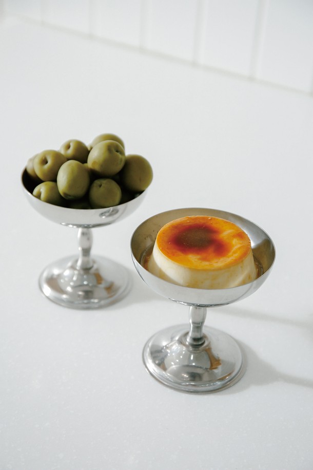 [모타] 젤라또컵+원형 코스터 선물세트(2P)는 모던하고 엘레강스한 디자인으로, 디저트 서빙과 와인 안주 플레이팅에 활용하기 좋은 주방용품입니다. 스테인리스스틸 소재로 제작되어 세련된 외관을 자랑하며, 젤라또컵 2개와 코스터 2개로 구성되어 있습니다. 유리 및 세라믹 식기류와 호환되어 다양한 테이블 세팅에 활용할 수 있으며, 젤라또나 아이스크림을 담아낼 때 특별한 분위기를 연출합니다. 컵과 코스터를 함께 사용하면 일상 음식도 더욱 돋보이게 합니다. 우아하고 세련된 디자인은 현대적인 미학을 추구하는 분들께 적합합니다.
