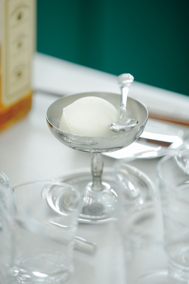 [모타] 클래식 젤라또 컵 (1P)은 우아한 디자인과 높이감 있는 비율로 디저트 서빙을 더욱 특별하게 만들어주는 컵입니다. 스테인리스 스틸 소재로 제작되어 위생적이며, 와인 에피타이저 또는 개인 디저트를 담는 용도로도 활용 가능합니다. 클래식하고 엘레강스한 스타일을 연출하며, 유리나 도자기 등 다양한 식기와 매칭하여 테이블에 포인트를 줄 수 있습니다. 안정적인 구조로 제작되어 사용의 편리성을 높였으며, 전자레인지 및 직접 가열은 불가합니다.
