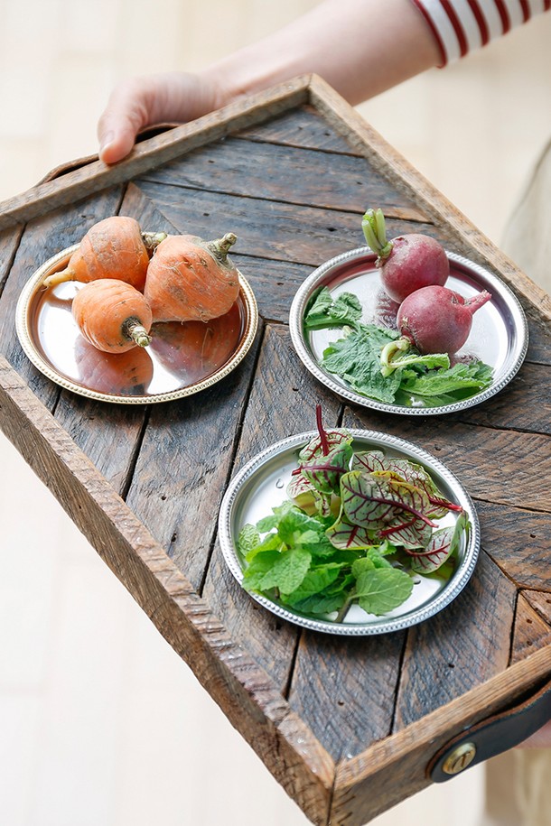 [모타] 산마르코 코스터+접시 선물세트는 매트 무광 실버 스테인리스 스틸 소재로 제작되어 심플하면서도 클래식한 디자인을 자랑합니다. 원형 코스터(10cm)와 원형 접시(15cm)로 구성되어, 차 또는 간단한 간식을 올려놓거나 소품 받침으로 활용 가능합니다. 세련된 매듭 테두리 디자인과 다용도 활용성을 갖춘 이 선물세트는 받는 이의 품격을 높여줄 것입니다.
