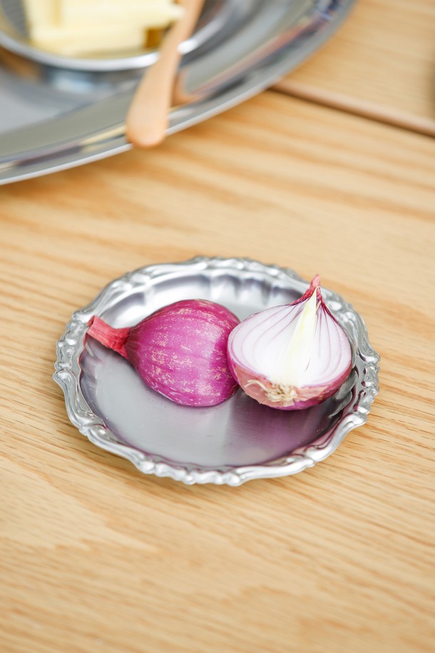 [모타] 바로크 코스터+접시 선물세트는 스테인리스스틸 소재에 실버 컬러의 고급스러운 바로크 패턴 디자인이 돋보이는 주방용품입니다. 매트 피니시 마감으로 세련된 분위기를 더하며, 음료 코스터, 디저트/스낵 플레이트, 장식용 등 다용도로 활용 가능합니다. 내구성이 뛰어나고 위생적인 관리가 용이하며, 클래식하면서도 모던한 스타일로 주방에 우아함을 더해줍니다.
