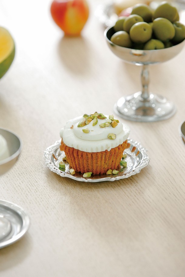 [모타] 클래식 원형접시 선물세트(2P)는 고급 스테인리스스틸 소재에 클래식하고 엘레강스한 바로크 패턴과 노트 모양 릴리프 디자인을 더해 특별함을 선사합니다. 에피타이저, 코스터, 와인 안주 플레이트, 장식용, 소품 보관 등 다용도로 활용 가능하며, 식사 분위기를 한층 끌어올려 일상용과 접대용 모두 만족스러운 사용감을 제공합니다. 2개 세트로 구성되어 소중한 분들께 품격 있는 선물을 하거나, 특별한 날의 테이블 세팅을 완성해보세요.
