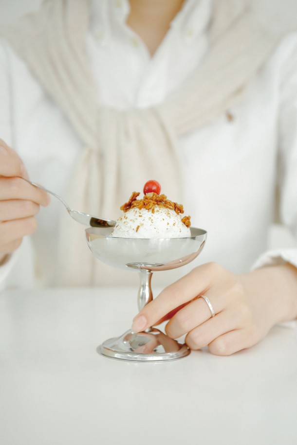 [모타] 젤라또컵+원형 코스터 선물세트(2P)는 모던하고 엘레강스한 디자인으로, 디저트 서빙과 와인 안주 플레이팅에 활용하기 좋은 주방용품입니다. 스테인리스스틸 소재로 제작되어 세련된 외관을 자랑하며, 젤라또컵 2개와 코스터 2개로 구성되어 있습니다. 유리 및 세라믹 식기류와 호환되어 다양한 테이블 세팅에 활용할 수 있으며, 젤라또나 아이스크림을 담아낼 때 특별한 분위기를 연출합니다. 컵과 코스터를 함께 사용하면 일상 음식도 더욱 돋보이게 합니다. 우아하고 세련된 디자인은 현대적인 미학을 추구하는 분들께 적합합니다.
