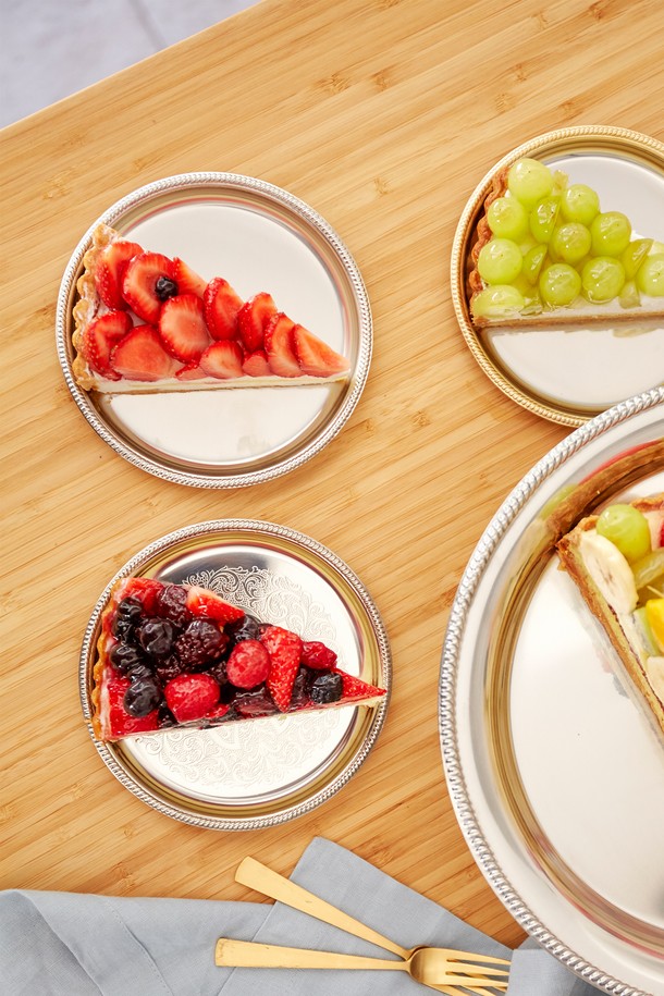 [모타] 산마르코 코스터+접시 선물세트는 매트 무광 실버 스테인리스 스틸 소재로 제작되어 심플하면서도 클래식한 디자인을 자랑합니다. 원형 코스터(10cm)와 원형 접시(15cm)로 구성되어, 차 또는 간단한 간식을 올려놓거나 소품 받침으로 활용 가능합니다. 세련된 매듭 테두리 디자인과 다용도 활용성을 갖춘 이 선물세트는 받는 이의 품격을 높여줄 것입니다.
