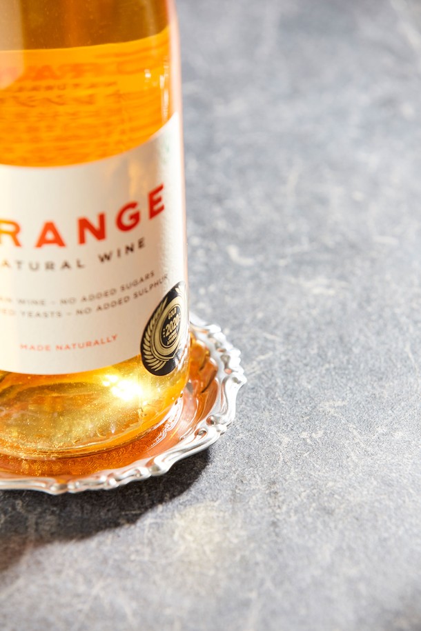 [모타] 클래식 원형접시 선물세트(2P)는 고급 스테인리스스틸 소재에 클래식하고 엘레강스한 바로크 패턴과 노트 모양 릴리프 디자인을 더해 특별함을 선사합니다. 에피타이저, 코스터, 와인 안주 플레이트, 장식용, 소품 보관 등 다용도로 활용 가능하며, 식사 분위기를 한층 끌어올려 일상용과 접대용 모두 만족스러운 사용감을 제공합니다. 2개 세트로 구성되어 소중한 분들께 품격 있는 선물을 하거나, 특별한 날의 테이블 세팅을 완성해보세요.
