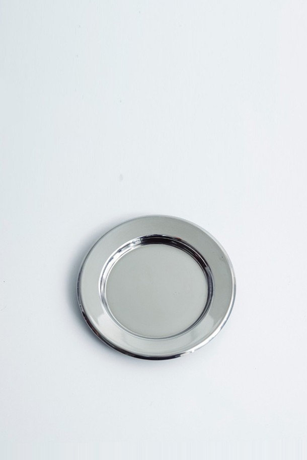 [모타] 모던 원형 코스터11은 심플하고 모던한 디자인의 스테인리스 스틸 코스터입니다. 실버 컬러의 무지 패턴으로, 어떤 컵이나 소품에도 잘 어울립니다. 컵받침, 와인병받침, 앞접시, 소품받침 등 다목적으로 활용 가능하며, 컵 흔적 방지 기능으로 실용성을 더했습니다. 위생적이고 내구성이 뛰어나 오랫동안 사용할 수 있으며, 테이블웨어 액세서리로 고급스러운 분위기를 연출합니다.
