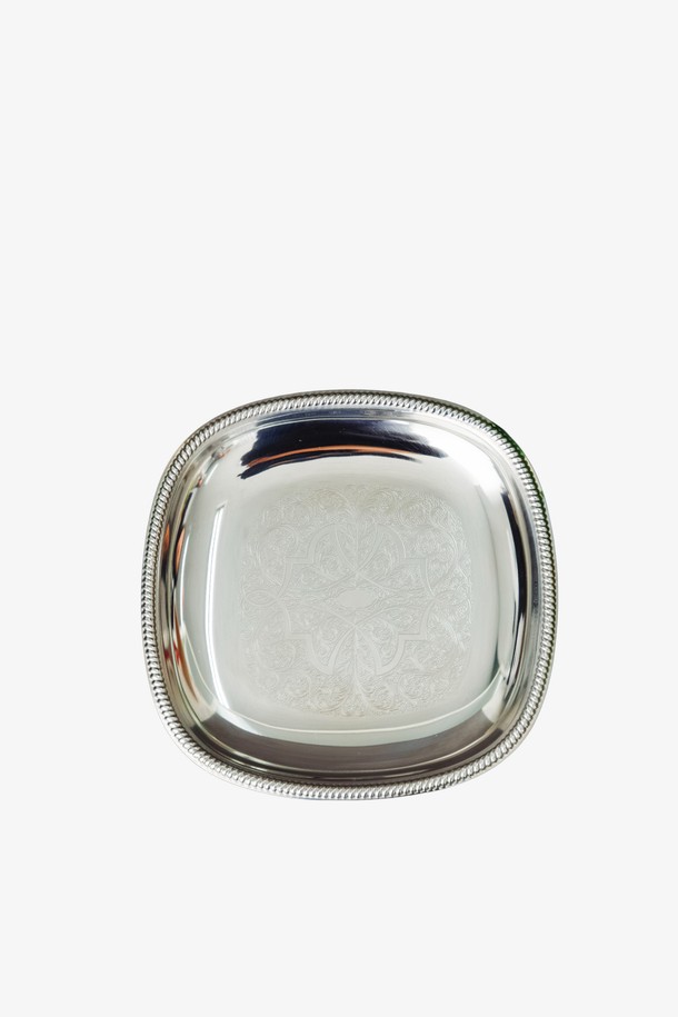 [모타] 산마르코 클래식 사각 접시 21은 에폭시 소재에 실버 색상으로 마감된 식기입니다. 클래식한 디자인과 테두리 장식이 특징이며, 무지 패턴으로 깔끔함을 더했습니다. 21cm 크기의 사각 형태는 다양한 음식을 담기에 적합합니다. 식기세척기 사용이 가능하여 편리하게 관리할 수 있습니다. 주방에 고급스러움을 더하는 산마르코 클래식 사각 접시 21을 만나보세요.
