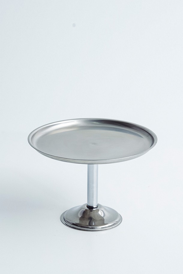 [모타] 디저트 스탠드 15는 심플하고 모던한 디자인의 미디엄 사이즈 디저트 스탠드입니다. 스테인리스스틸 소재로 제작되어 내구성이 뛰어나며, 실버 컬러로 세련된 외관을 자랑합니다. 디저트 서빙, 파티, 카페 등 다양한 용도로 활용 가능하며, 컴팩트한 사이즈로 테이블 세팅을 더욱 돋보이게 합니다. 식기류와 호환성이 좋아 실용적이며, 미니멀한 스타일을 선호하는 분들께 적합합니다.
