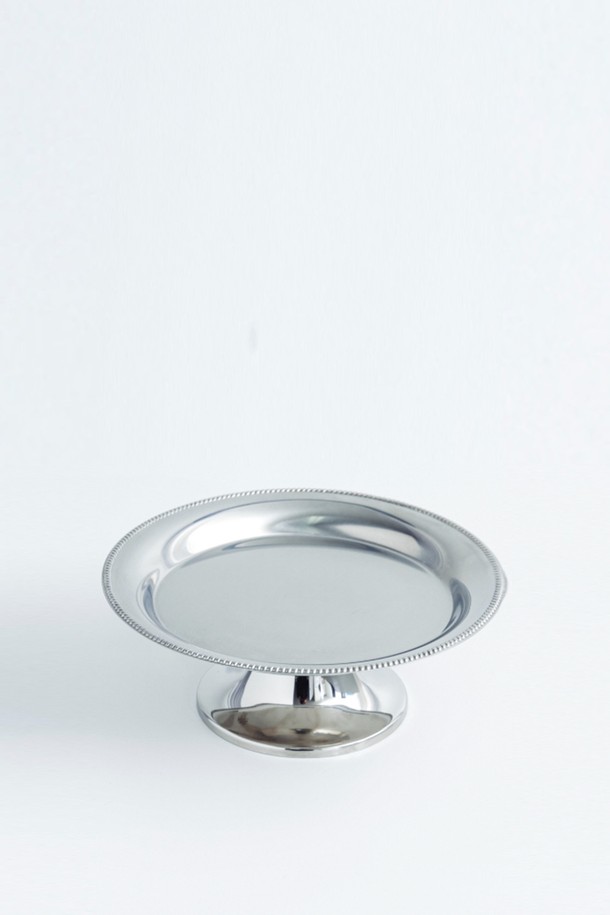 [모타] 케이크 스탠드 24는 고급스러운 외관과 엣지 디테일이 돋보이는 케이크 스탠드입니다. 스테인리스스틸 소재로 제작되어 내구성이 뛰어나며, 디저트 테이블이나 케이크 디스플레이 용도로 활용할 수 있습니다. 다용도로 활용 가능하여 테이블웨어와 함께 세련된 연출을 돕습니다. 다양한 디저트를 돋보이게 해주는 실용적인 아이템입니다.
