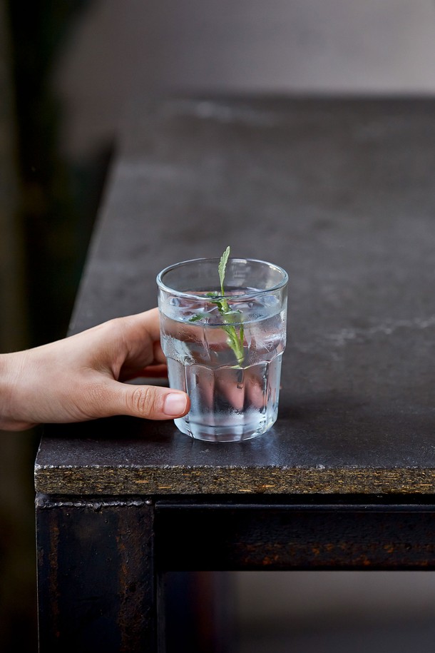 [비크릴라] 스태커블 강화유리컵 NERVION 200ml는 일상에서 음료를 즐기기 좋은 유리컵입니다. 강화유리 소재로 제작되어 일반 유리보다 5배 강하며, 135도의 온도차를 견딜 수 있어 전자레인지와 식기세척기 사용이 가능합니다. 세련된 바디라인과 컴팩트한 사이즈, 스태커블 디자인으로 공간 활용도를 높였으며, 200ml 용량으로 물컵 등 다양한 용도로 활용할 수 있습니다.
