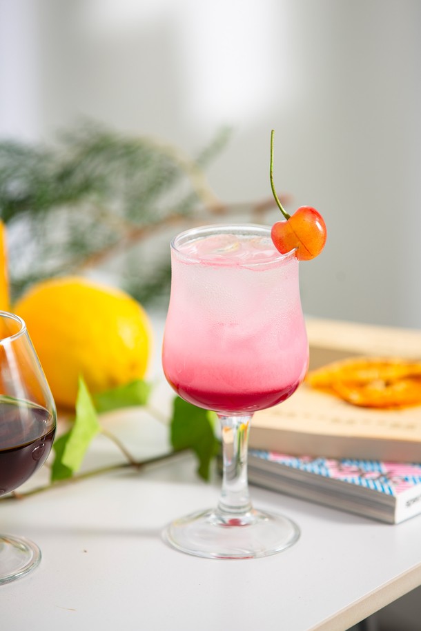 [비크릴라] 강화유리 와인잔 브레발 160ml는 와인, 위스키, 음료 등을 즐기기에 적합한 160ml 용량의 투명 와인잔입니다. 일반 유리보다 5배 강화된 강화유리 소재로 제작되어 내구성이 뛰어나며, 135℃ 온도차를 견디는 내열성을 갖춰 전자레인지와 식기세척기에서도 안심하고 사용할 수 있습니다. 하이볼 디자인과 곡선형 디자인으로 세련된 멋을 더하며, 경량화된 설계로 사용 편의성을 높였습니다.