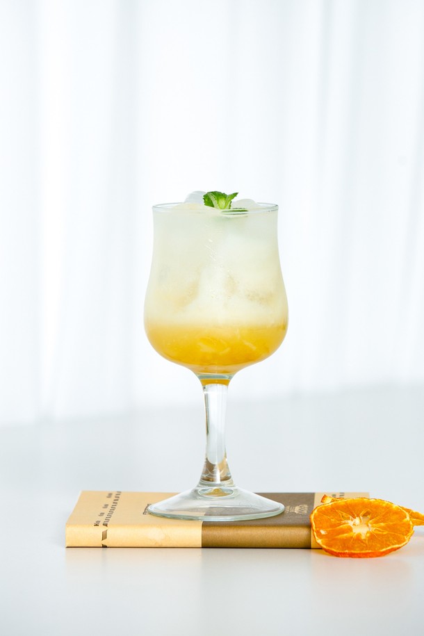 [비크릴라] 강화유리 와인잔 BREVAL 230ml는 일반 유리보다 5배 강화된 강화유리로 제작되어 내구성이 뛰어나며, 135도의 온도차를 견디는 내열성을 갖췄습니다. 곡선형 바디와 하단부 넓은 디자인, 고블렛 스타일로 와인, 위스키, 온음료, 냉음료 등 다양한 음료를 즐기기에 적합합니다. 전자레인지, 식기세척기 사용 및 적층 보관이 가능하며, 파손 시 작은 조각으로 분리되어 안전합니다.
