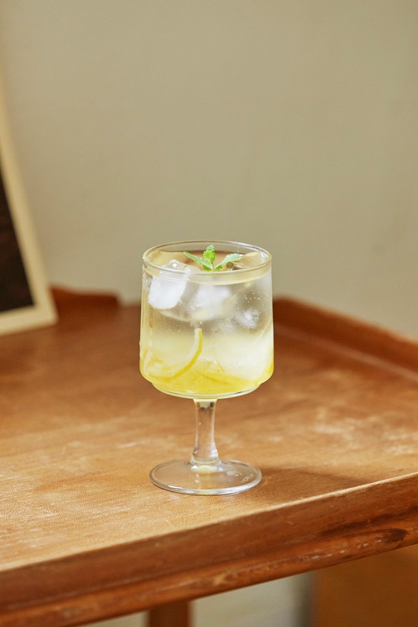 [비크릴라] 강화유리 고블렛잔 ROCA 200ml는 음료, 주류, 카페, 일상에서 다용도로 사용할 수 있는 심플한 디자인의 투명 고블렛잔입니다. 강화유리 소재로 제작되어 일반 유리보다 5배 강한 내구성을 자랑하며, 스태킹이 가능하여 공간 활용도가 뛰어납니다. 림 부분의 줄곡, 기포 및 주름 현상, 내부 바닥의 기울기 등, 제품 특이사항이 있을 수 있습니다. 200ml 용량으로, 심플한 스타일을 선호하는 분들께 적합한 제품입니다.
