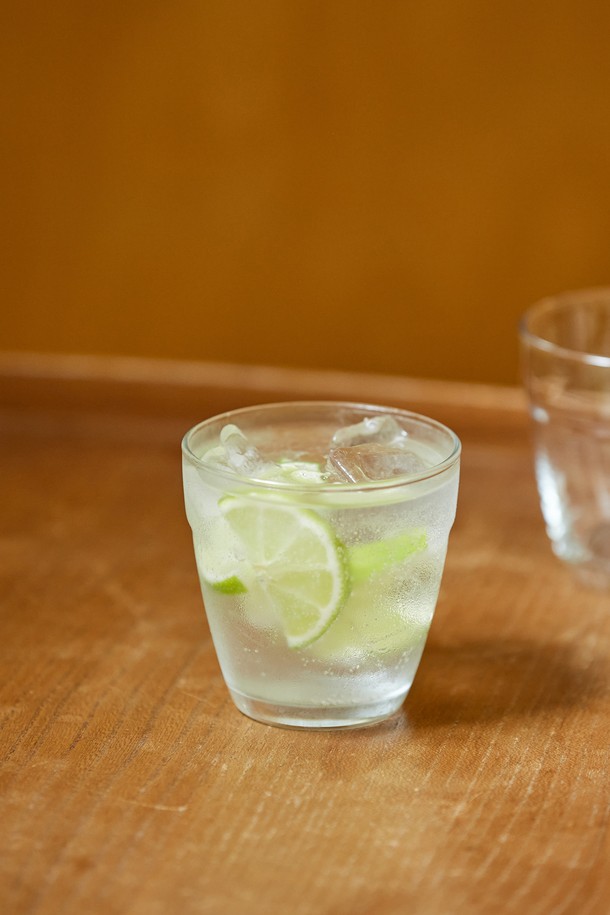 [비크릴라] EVORA (에보라) 230ml 스태커블 강화유리컵은 심플하고 베이직한 디자인으로 제작되어 일상생활에서 음료를 즐기기에 적합합니다. 튼튼한 강화유리 소재로 제작되어 내구성이 뛰어나며, 깨끗하고 투명한 외관을 자랑합니다. 230ml 용량으로 사용하기 편리하며, 적층 가능하여 공간 효율성을 높였습니다. 비크릴라 EVORA (에보라) 유리컵은 실용적이면서도 미니멀한 스타일을 추구하는 분들께 좋은 선택입니다.
