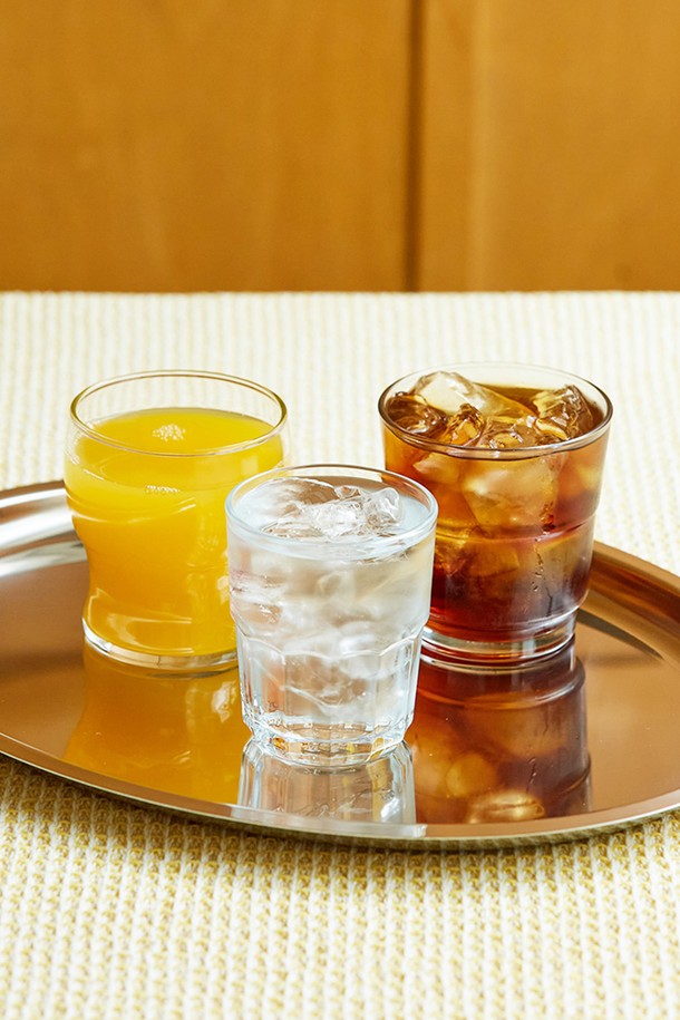 비크릴라 데일리 강화유리컵 3종 선물세트는 음료를 즐기기에 좋은 데일리 유리컵 세트입니다. 투명한 디자인으로 내용물을 시각적으로 확인할 수 있으며, 강화유리 소재로 제작되어 내구성과 내열성이 뛰어납니다. 실용적인 구성으로 일상생활에서 편리하게 사용할 수 있으며, 선물용으로도 좋습니다. 3종 세트로 구성되어 다양한 음료를 즐기기에 적합합니다. 데일리 사용에 적합한 실용적인 유리컵 세트를 만나보세요.
