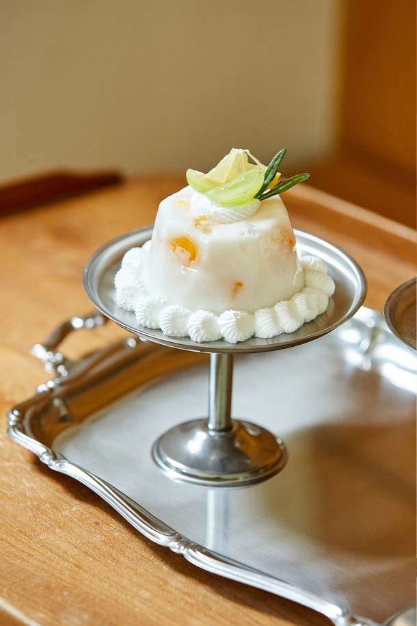 [모타] 디저트 스탠드 15는 심플하고 모던한 디자인의 미디엄 사이즈 디저트 스탠드입니다. 스테인리스스틸 소재로 제작되어 내구성이 뛰어나며, 실버 컬러로 세련된 외관을 자랑합니다. 디저트 서빙, 파티, 카페 등 다양한 용도로 활용 가능하며, 컴팩트한 사이즈로 테이블 세팅을 더욱 돋보이게 합니다. 식기류와 호환성이 좋아 실용적이며, 미니멀한 스타일을 선호하는 분들께 적합합니다.
