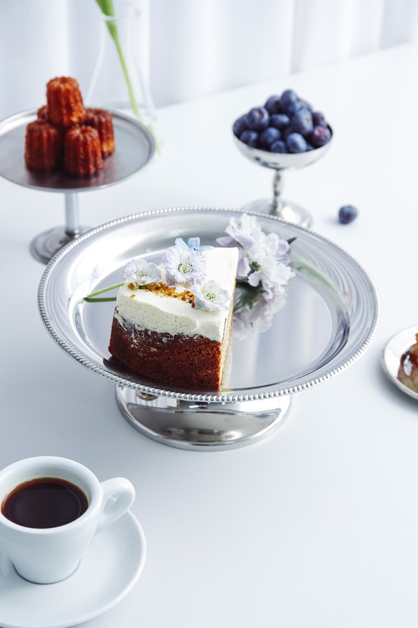 [모타] 케이크 스탠드 24는 고급스러운 외관과 엣지 디테일이 돋보이는 케이크 스탠드입니다. 스테인리스스틸 소재로 제작되어 내구성이 뛰어나며, 디저트 테이블이나 케이크 디스플레이 용도로 활용할 수 있습니다. 다용도로 활용 가능하여 테이블웨어와 함께 세련된 연출을 돕습니다. 다양한 디저트를 돋보이게 해주는 실용적인 아이템입니다.
