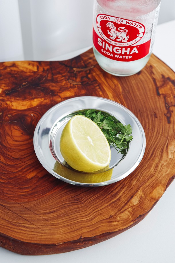 [모타] 모던 원형 코스터11은 심플하고 모던한 디자인의 스테인리스 스틸 코스터입니다. 실버 컬러의 무지 패턴으로, 어떤 컵이나 소품에도 잘 어울립니다. 컵받침, 와인병받침, 앞접시, 소품받침 등 다목적으로 활용 가능하며, 컵 흔적 방지 기능으로 실용성을 더했습니다. 위생적이고 내구성이 뛰어나 오랫동안 사용할 수 있으며, 테이블웨어 액세서리로 고급스러운 분위기를 연출합니다.
