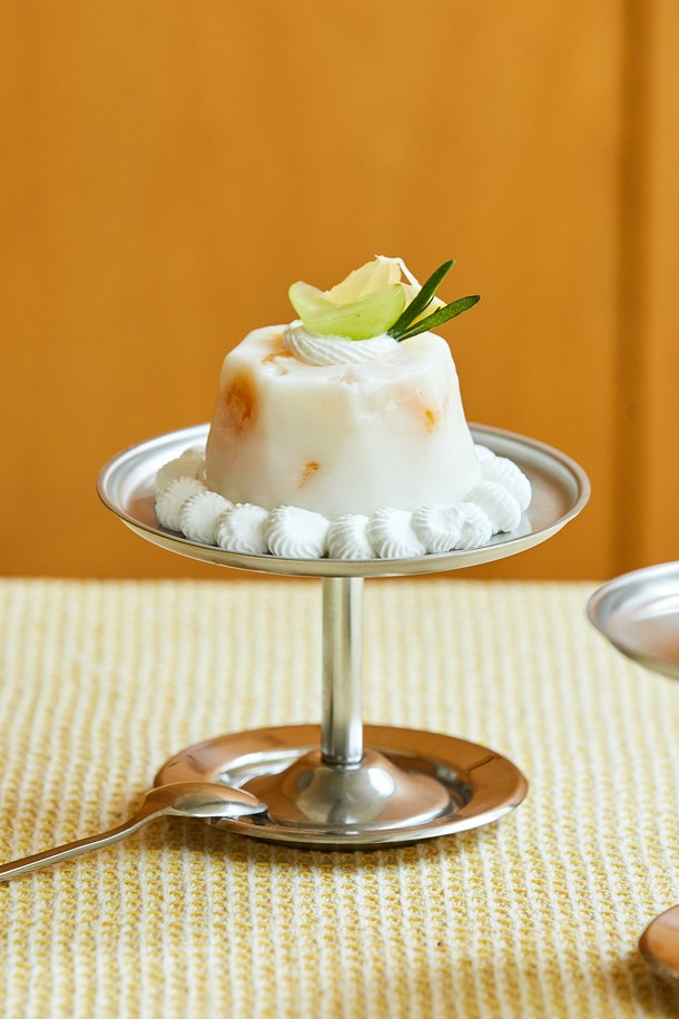 [모타] 디저트 스탠드 15는 심플하고 모던한 디자인의 미디엄 사이즈 디저트 스탠드입니다. 스테인리스스틸 소재로 제작되어 내구성이 뛰어나며, 실버 컬러로 세련된 외관을 자랑합니다. 디저트 서빙, 파티, 카페 등 다양한 용도로 활용 가능하며, 컴팩트한 사이즈로 테이블 세팅을 더욱 돋보이게 합니다. 식기류와 호환성이 좋아 실용적이며, 미니멀한 스타일을 선호하는 분들께 적합합니다.
