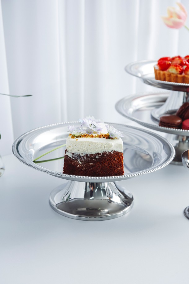 [모타] 케이크 스탠드 24는 고급스러운 외관과 엣지 디테일이 돋보이는 케이크 스탠드입니다. 스테인리스스틸 소재로 제작되어 내구성이 뛰어나며, 디저트 테이블이나 케이크 디스플레이 용도로 활용할 수 있습니다. 다용도로 활용 가능하여 테이블웨어와 함께 세련된 연출을 돕습니다. 다양한 디저트를 돋보이게 해주는 실용적인 아이템입니다.
