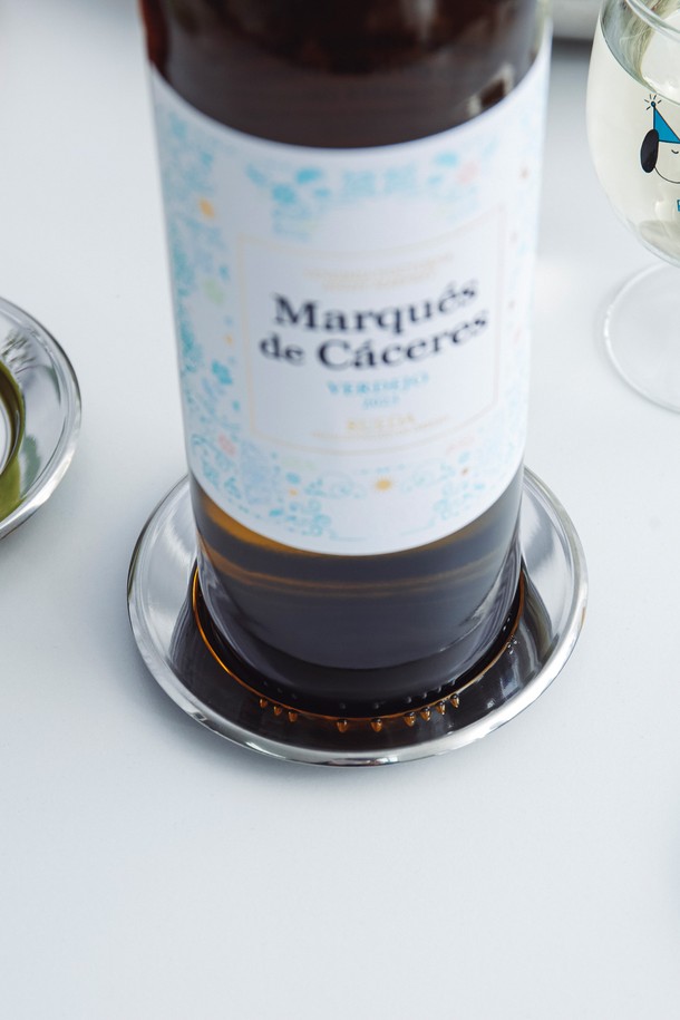 [모타] 모던 원형 코스터11은 심플하고 모던한 디자인의 스테인리스 스틸 코스터입니다. 실버 컬러의 무지 패턴으로, 어떤 컵이나 소품에도 잘 어울립니다. 컵받침, 와인병받침, 앞접시, 소품받침 등 다목적으로 활용 가능하며, 컵 흔적 방지 기능으로 실용성을 더했습니다. 위생적이고 내구성이 뛰어나 오랫동안 사용할 수 있으며, 테이블웨어 액세서리로 고급스러운 분위기를 연출합니다.
