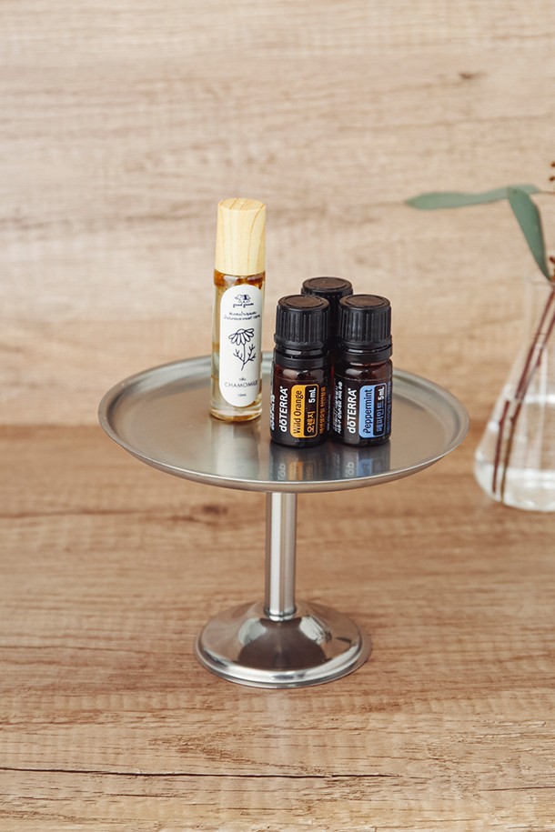 [모타] 디저트 스탠드 15는 심플하고 모던한 디자인의 미디엄 사이즈 디저트 스탠드입니다. 스테인리스스틸 소재로 제작되어 내구성이 뛰어나며, 실버 컬러로 세련된 외관을 자랑합니다. 디저트 서빙, 파티, 카페 등 다양한 용도로 활용 가능하며, 컴팩트한 사이즈로 테이블 세팅을 더욱 돋보이게 합니다. 식기류와 호환성이 좋아 실용적이며, 미니멀한 스타일을 선호하는 분들께 적합합니다.
