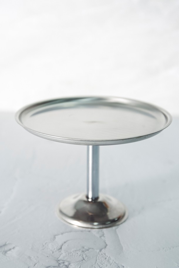 [모타] 디저트 스탠드 15는 심플하고 모던한 디자인의 미디엄 사이즈 디저트 스탠드입니다. 스테인리스스틸 소재로 제작되어 내구성이 뛰어나며, 실버 컬러로 세련된 외관을 자랑합니다. 디저트 서빙, 파티, 카페 등 다양한 용도로 활용 가능하며, 컴팩트한 사이즈로 테이블 세팅을 더욱 돋보이게 합니다. 식기류와 호환성이 좋아 실용적이며, 미니멀한 스타일을 선호하는 분들께 적합합니다.
